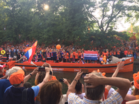 835344 Afbeelding van de aankomst van de boot met speelsters en staf van het Nederlands voetbalelftal op het ...
